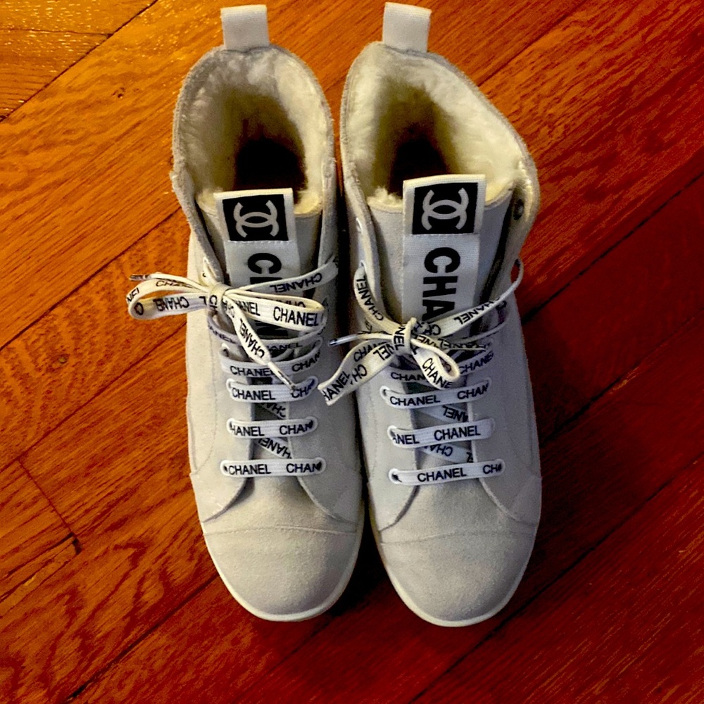 CHANEL Suede ankle boots.Fur inside. Color is a very light grey/off white.